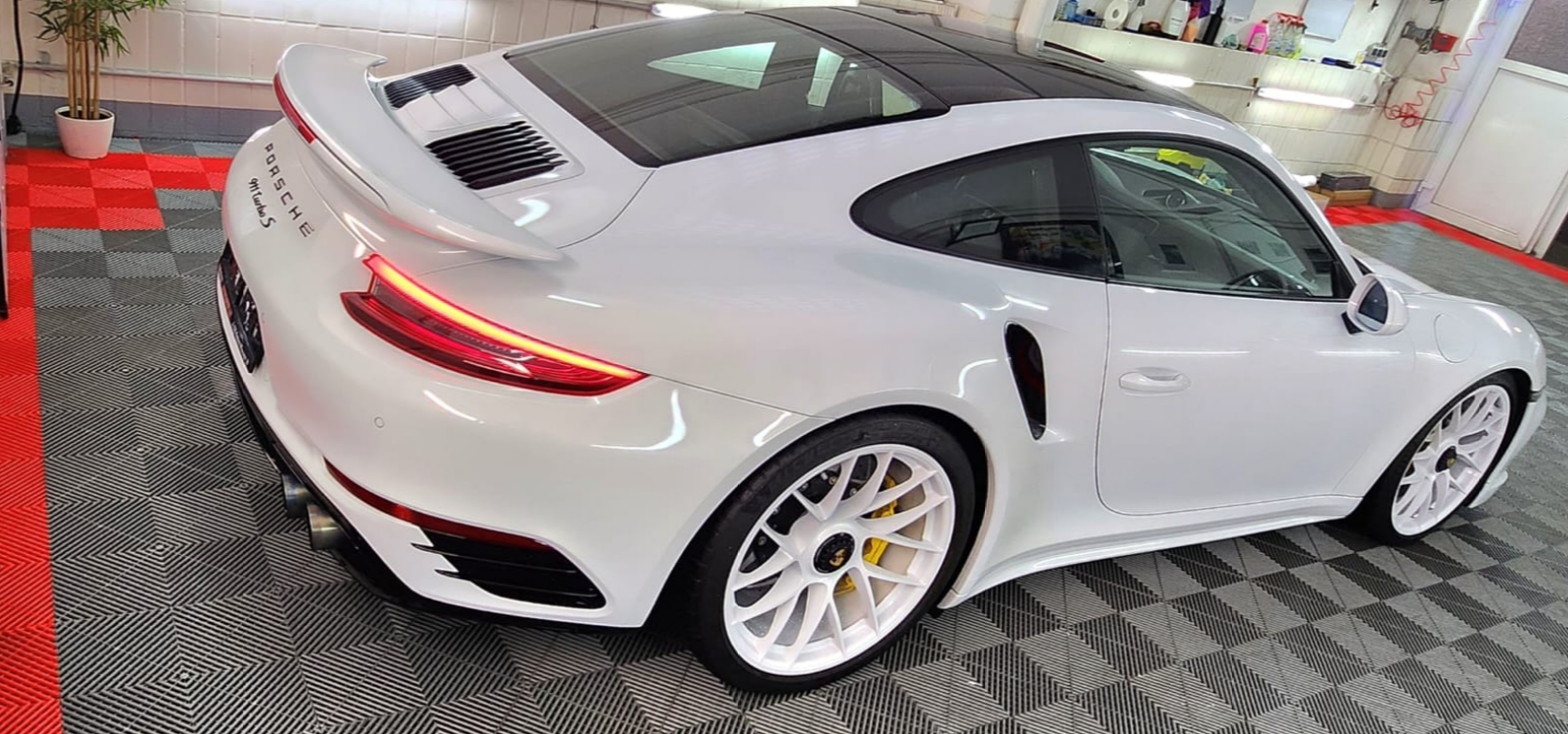 Weißer Porsche 911 Turbo