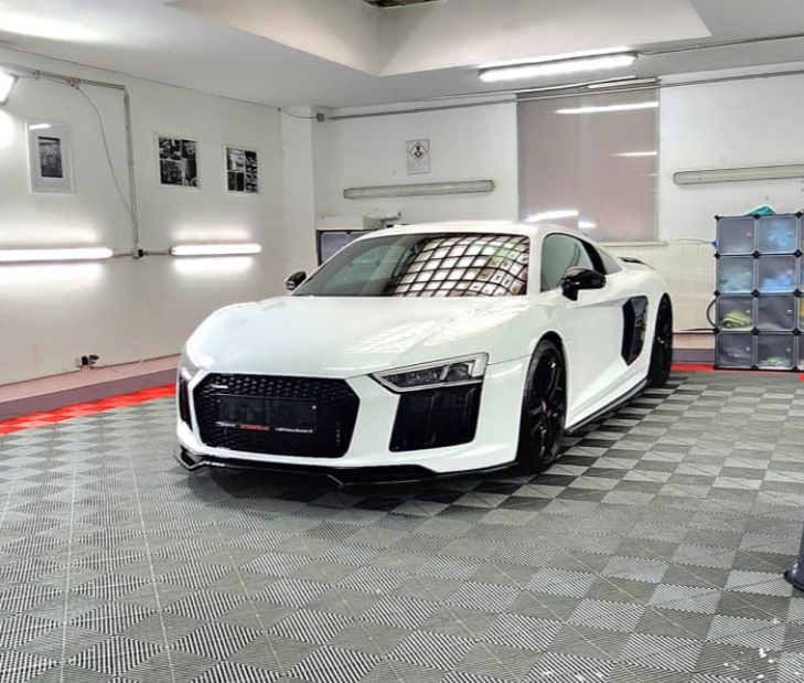 Weißer Audi R8 V10 in der Werkstatt