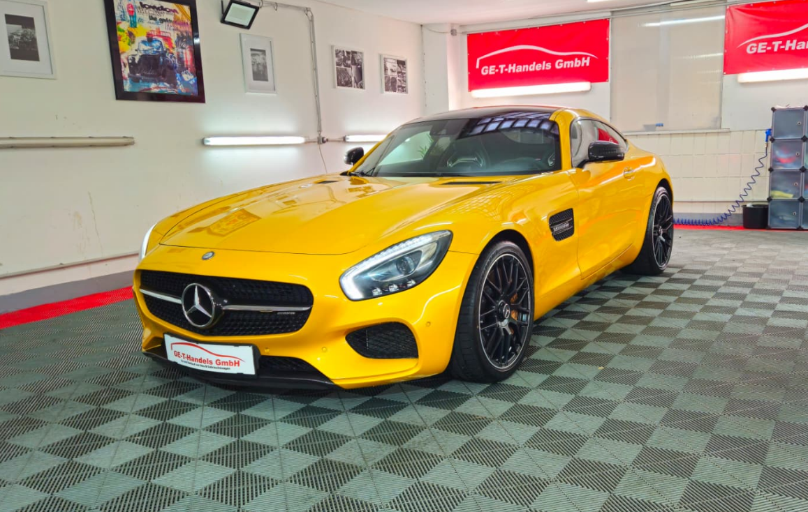 Gelber Mercedes-AMG GT mit GE-T-Handels Branding