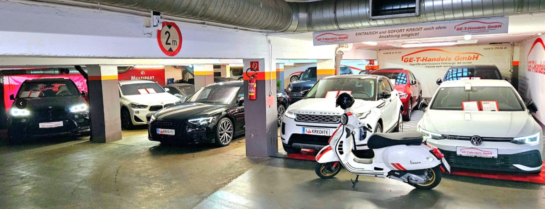 Showroom mit Range Rover und Luxusfahrzeugen